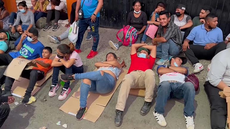 Migrantes en huelga de hambre en México contra las redadas policiales y detenciones en Tapachula